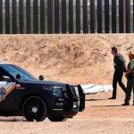 Inmigrante mexicano muere al intentar escalar valla fronteriza en Texas