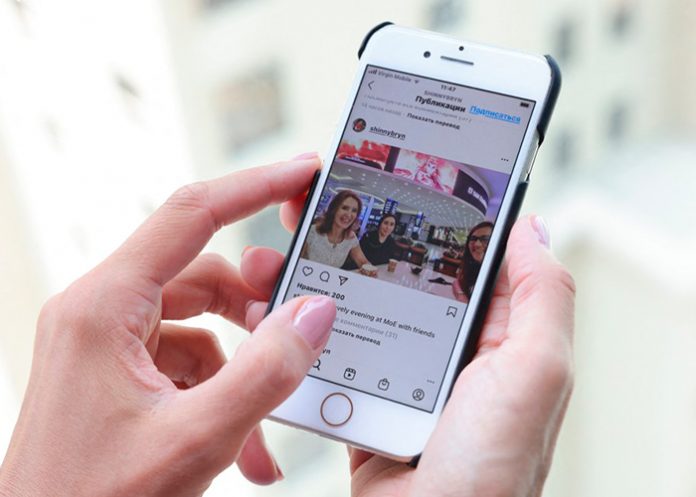 Una persona interactúa en un celular en la red social Instagram / FOTO / AFP