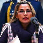 Bolivia presenta el armamento enviado por Argentina y Ecuador a Áñez
