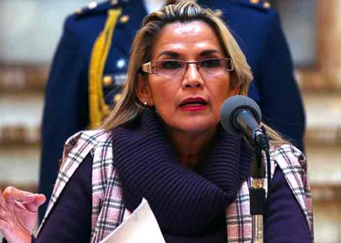 Bolivia presenta el armamento enviado por Argentina y Ecuador a Áñez