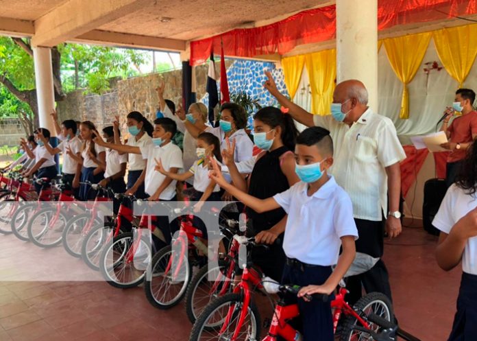 MINED entrega bicicletas a estudiantes del área rural de Juigalpa / FOTO / TN8