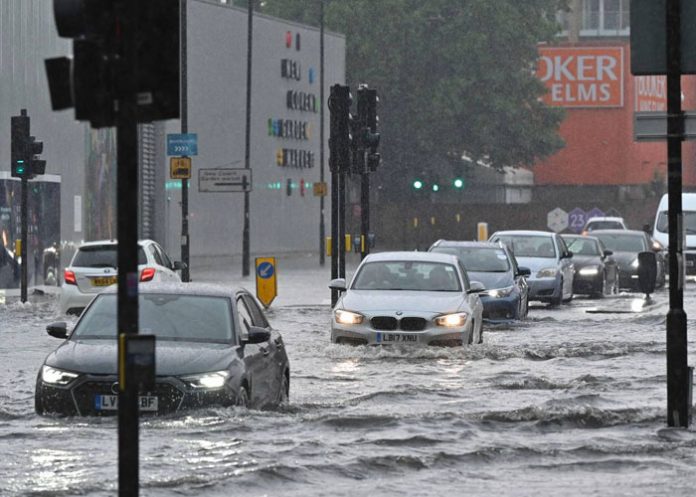 Foto: Lluvias torrenciales anegan calles en Londres / AFP