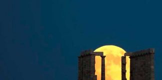 VIDEO: La gran “luna del ciervo” ilumina el templo de Poseidón