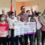 Acto de desembolso de préstamos solidarios a emprendedores de Managua para que mejoren su economía