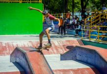 Joven de Nicaragua practicando skate en un parque capitalino
