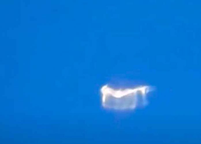 ¿Un ovni?: Pasajero de avión filma un objeto de cambia de forma / FOTO / Captura de pantalla