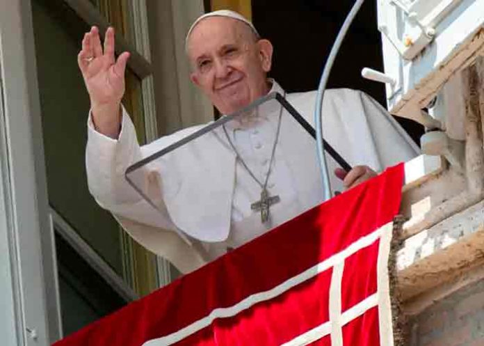 Francisco vuelve a su ventana del Vaticano tras operación