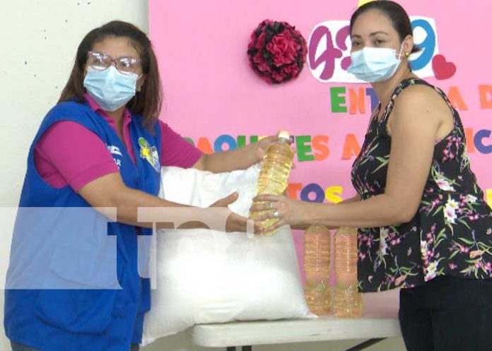 Entrega de paquetes a madres de partos múltiples en Managua