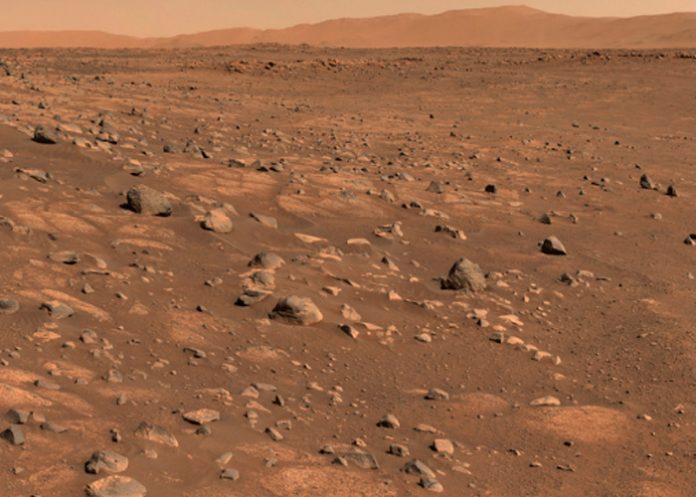 Hallan un extraño objeto que sobresale de una roca de Marte / FOTO / mars.nasa.gov/