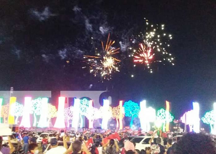 Fuegos artificiales en la Plaza La Fe, en Managua, por el Aniversario de la Revolución