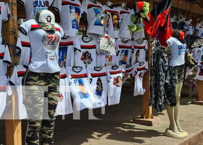 Camisetas, gorras y otros productos alusivos a la Revolución en Nicaragua
