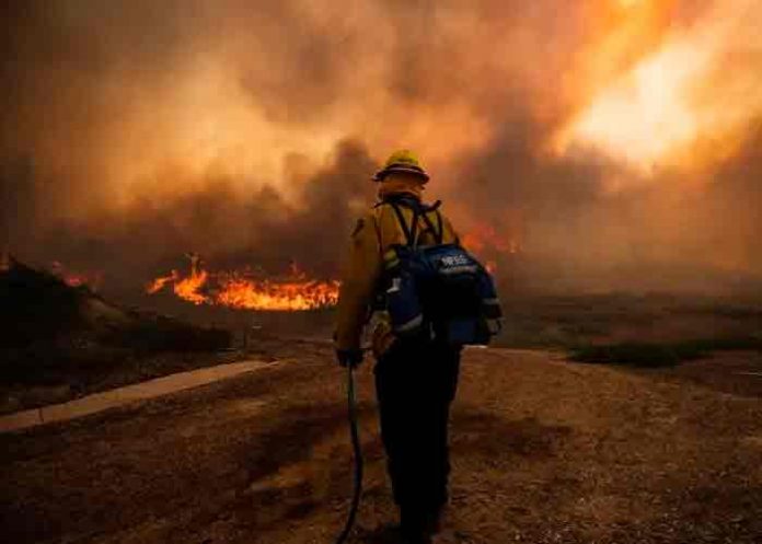 Incendios en EE.UU y Canadá consumen los recursos de los bomberos