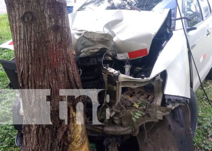 Foto: Hombre en estado delicado al colisionar su vehículo en un árbol en Rivas / TN8