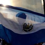 Joven con la bandera de El Salvador