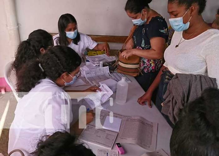 Brigada médica de salud en Río Blanco
