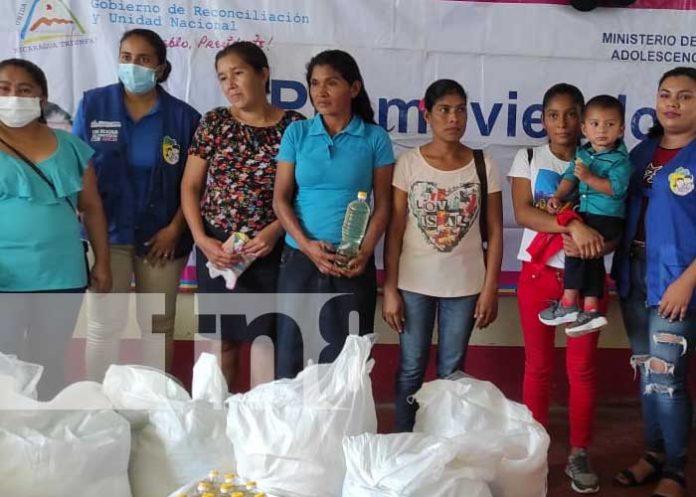 Entrega de paquetes alimenticios a mujeres de partos múltiples en Siuna