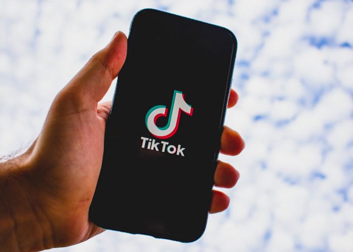 Teléfono celular con un logo de TikTok