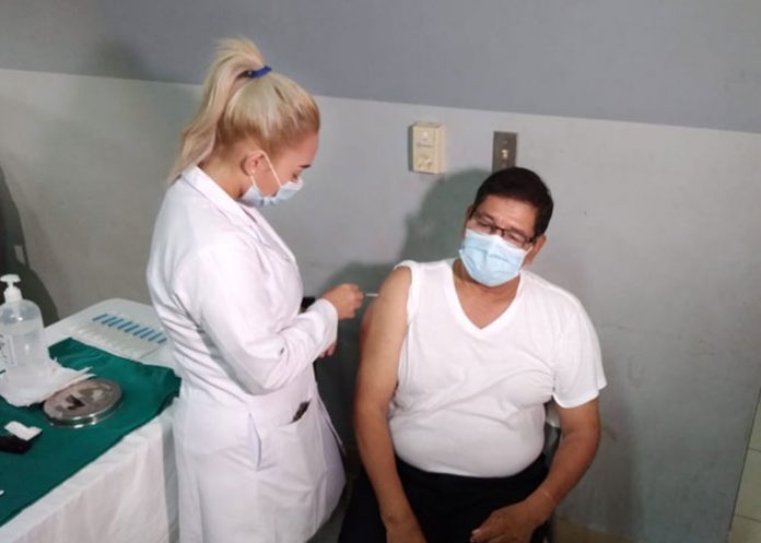 Población de Managua recibe vacuna para prevenir el COVID-19