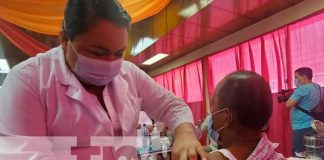 Vacunación contra el COVID-19 en un centro hospitalario de Nicaragua