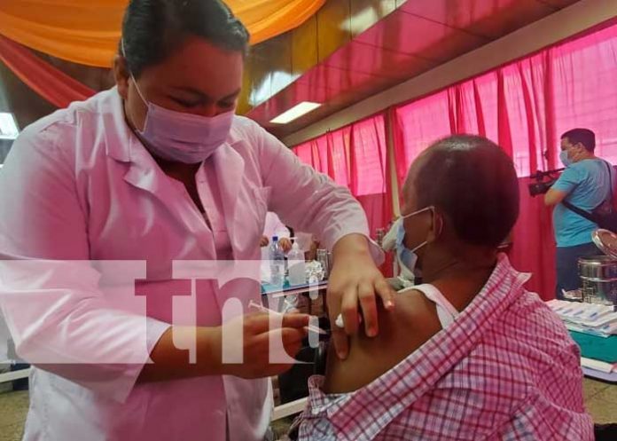 Vacunación contra el COVID-19 en un centro hospitalario de Nicaragua