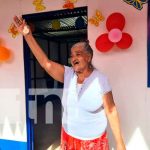 Doña Gloria Margarita López, levanta las llaves de su vivienda en Laureles Sur / FOTO / TN8