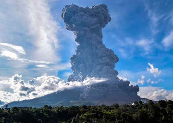 Volcán Sinabung de Indonesia entra en erupción