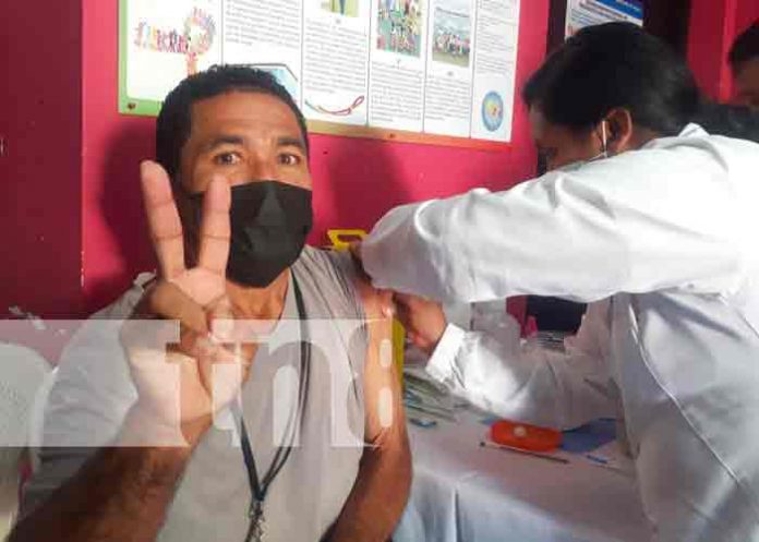 Mayores de 45 años reciben su vacuna AstraZeneca en Chinandega