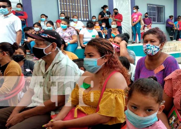 Entregan paquetes alimentarios a mujeres con parto múltiple en Tipitapa