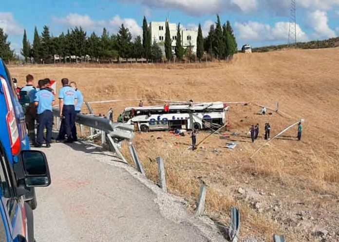Al menos 14 muertos y 18 heridos al volcarse un autobús en Turquía