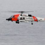 Un helicóptero de la Guardia Costera de EE. UU. Sobrevuela los barcos (Foto AP / Denis Poroy)