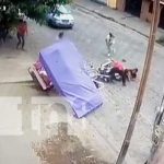 Momento de un accidente de tránsito con caponera en Managua