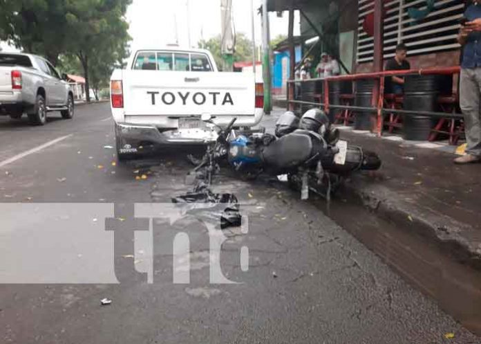 La mala maniobra de un taxista casi mata a un motorizado en Managua / FOTO / TN8