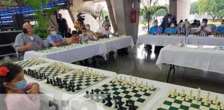 Martín Guevara se enfrenta a 50 personas en simultánea de ajedrez