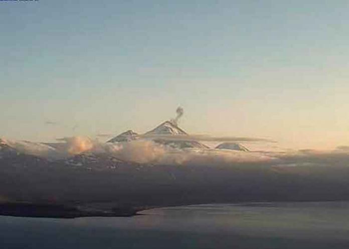 Imagen del volcán Pavlof en erupción / Observatorio de Volcanes de Alaska / AP