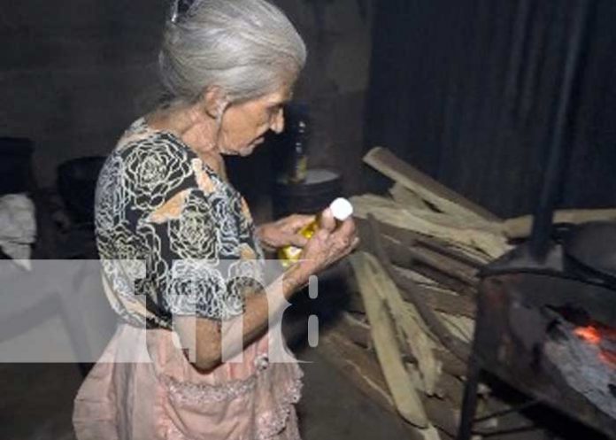 Anciana de Managua solicita ayuda para componer su casa