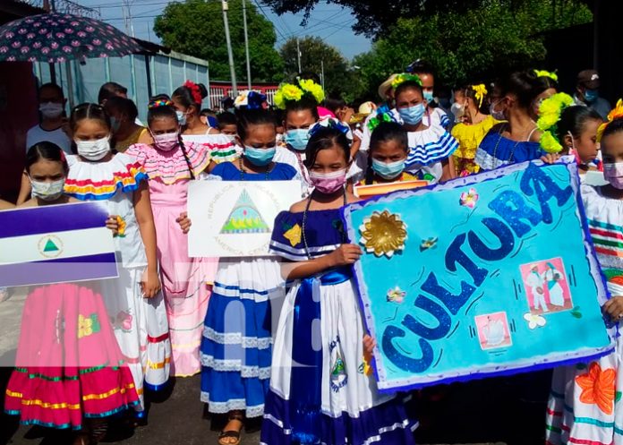 Estudiantes de Nicaragua participan en desfiles patrios