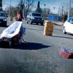 Macabro: Ataúd cae de un carro fúnebre y el cadáver queda en plena calle