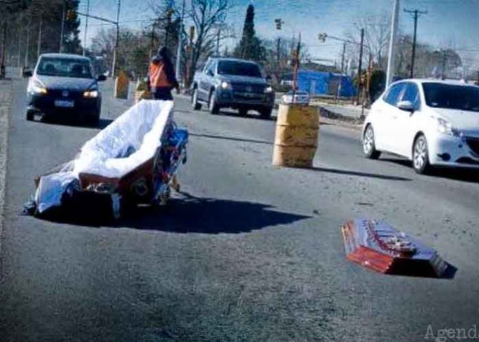 Macabro: Ataúd cae de un carro fúnebre y el cadáver queda en plena calle