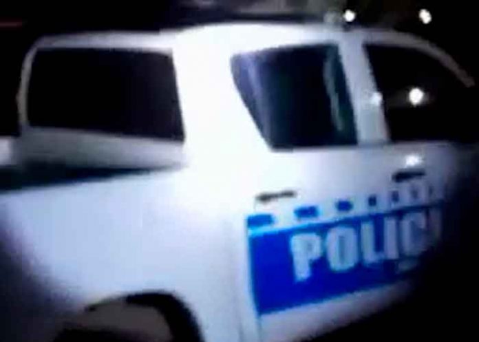 Arrestan a dos policías por abusar de joven en una patrulla en Argentina