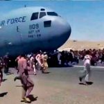 Miles de afganos en el aeropuerto de Kabul