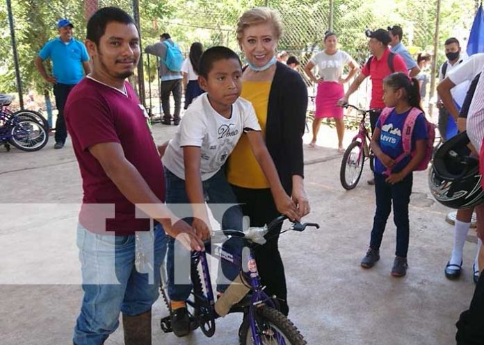Foto: Entregan bicicletas a estudiantes con excelencia académica en Río Blanco / TN8