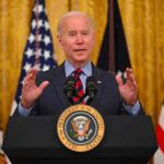 Biden pide la dimisión del gobernador Cuomo por acusaciones de acoso
