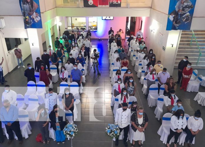 Escuela de Hotelería celebra graduación de 70 estudiantes
