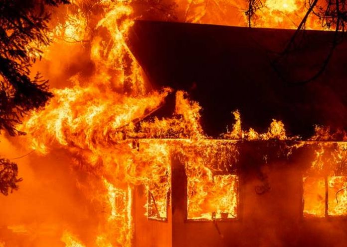 Foto: Gran incendio destruye cerca de 900 viviendas en California / AP