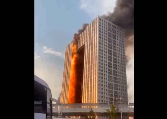 Incendio devora un rascacielo residencial en Dalian,China