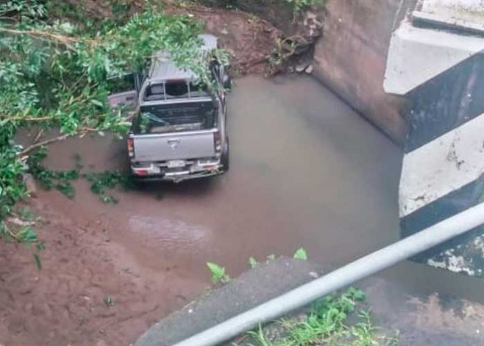 Conductor de camioneta pierde el control y se precipita a un abismo en Chontales