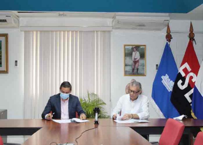 Enacal firma contrato de supervisión de obras y saneamiento en Chinandega