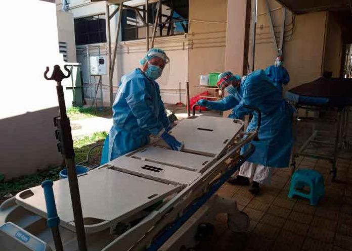 Desinfección de camillas en el Hospital San Juan de Dios