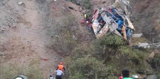 Despiste de bus que se estrelló y cayó a barranco deja 21 muertos en Perú