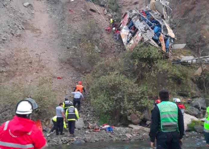 Despiste de bus que se estrelló y cayó a barranco deja 21 muertos en Perú